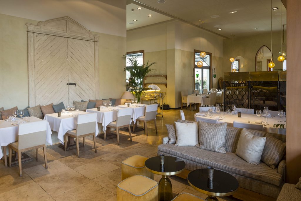 sala restaurante con acabados y con distribución de mesas funcional con diferentes ambientes