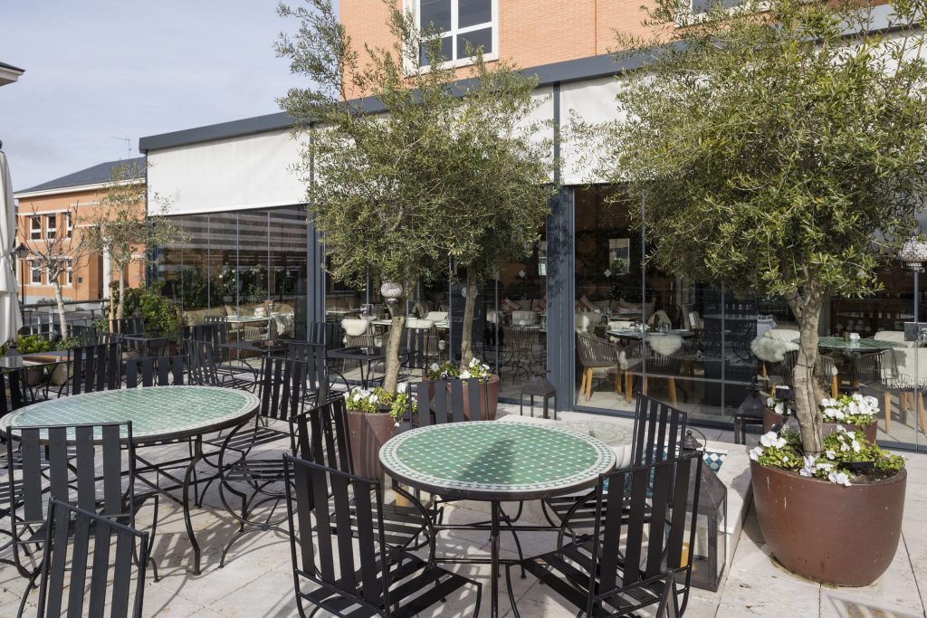 terraza integrada en la estructura del restaurante con ajardinamiento y proyecto de paisajismo