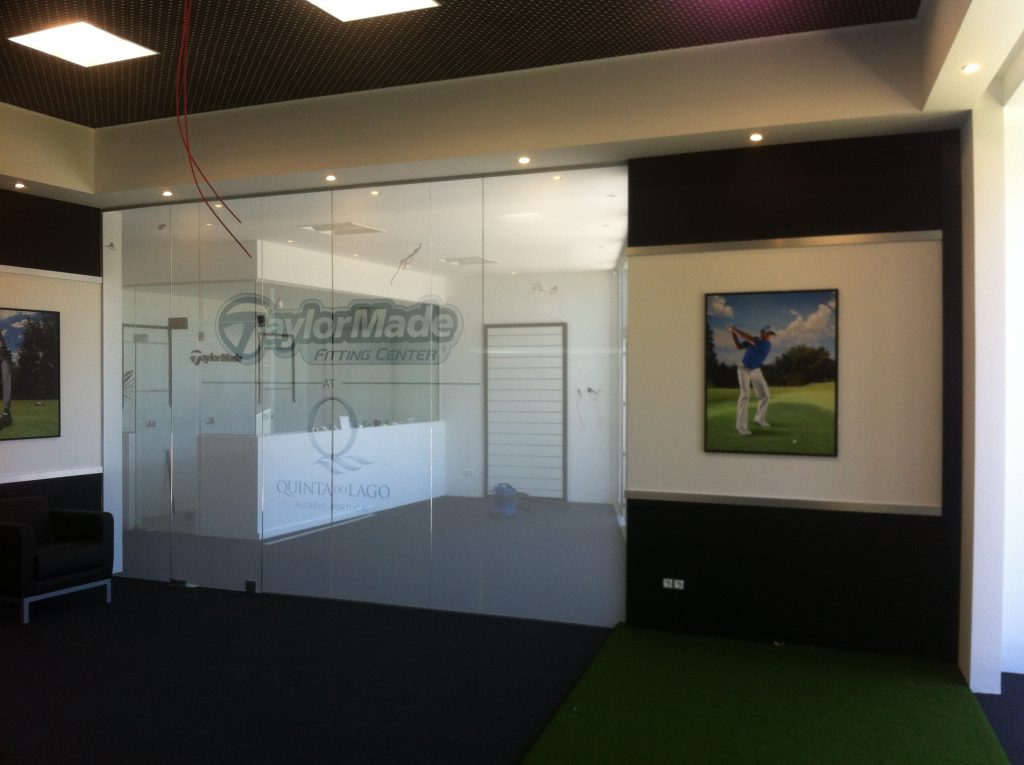 reforma de sala para fitting center Golf Santander