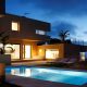 Fachada con porche, piscina y vistas de nueva construcción vivienda