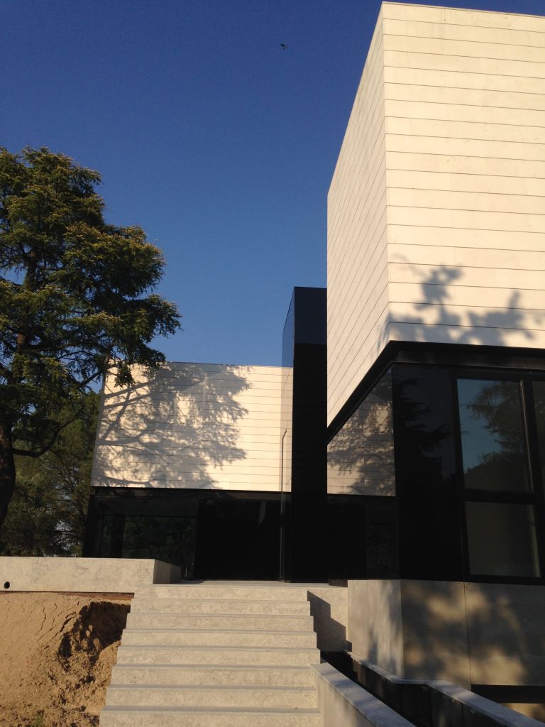 fachada ventilada terminados con piedra caliza en nueva construcción de vivienda unifamiliar la moraleja
