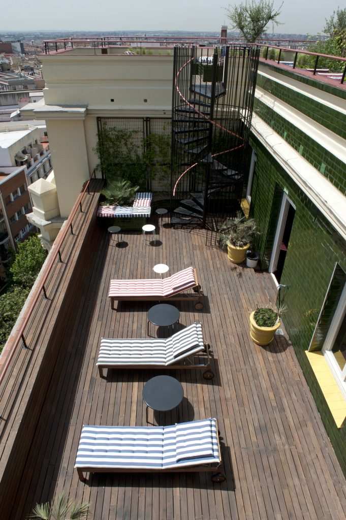 Solarium y terraza hotel Praktik Madrid rehabilitación lommon