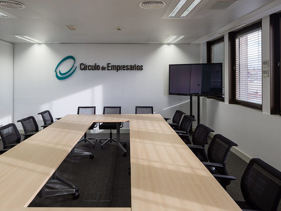 rehabilitación sala de reuniones grande de circulo de empresarios Madrid con audiovisuales