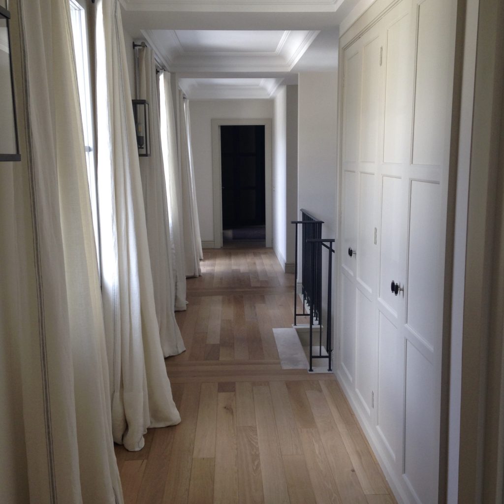 Detalle pasillo acceso cuartos remates y acabados de calidad lommon