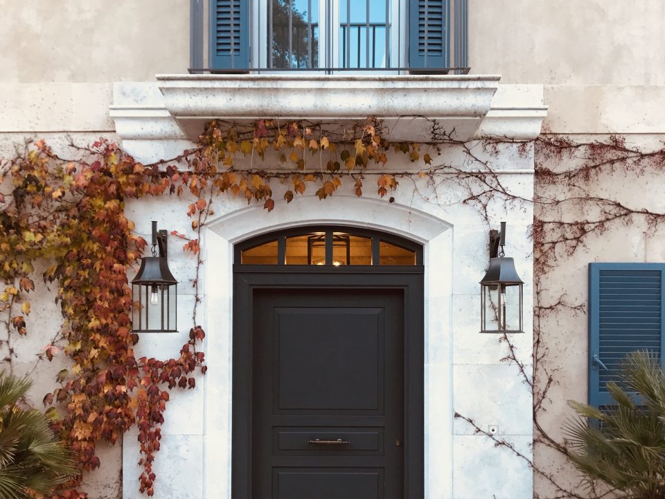 puerta de entrada y acceso a vivienda de estilo provenzal