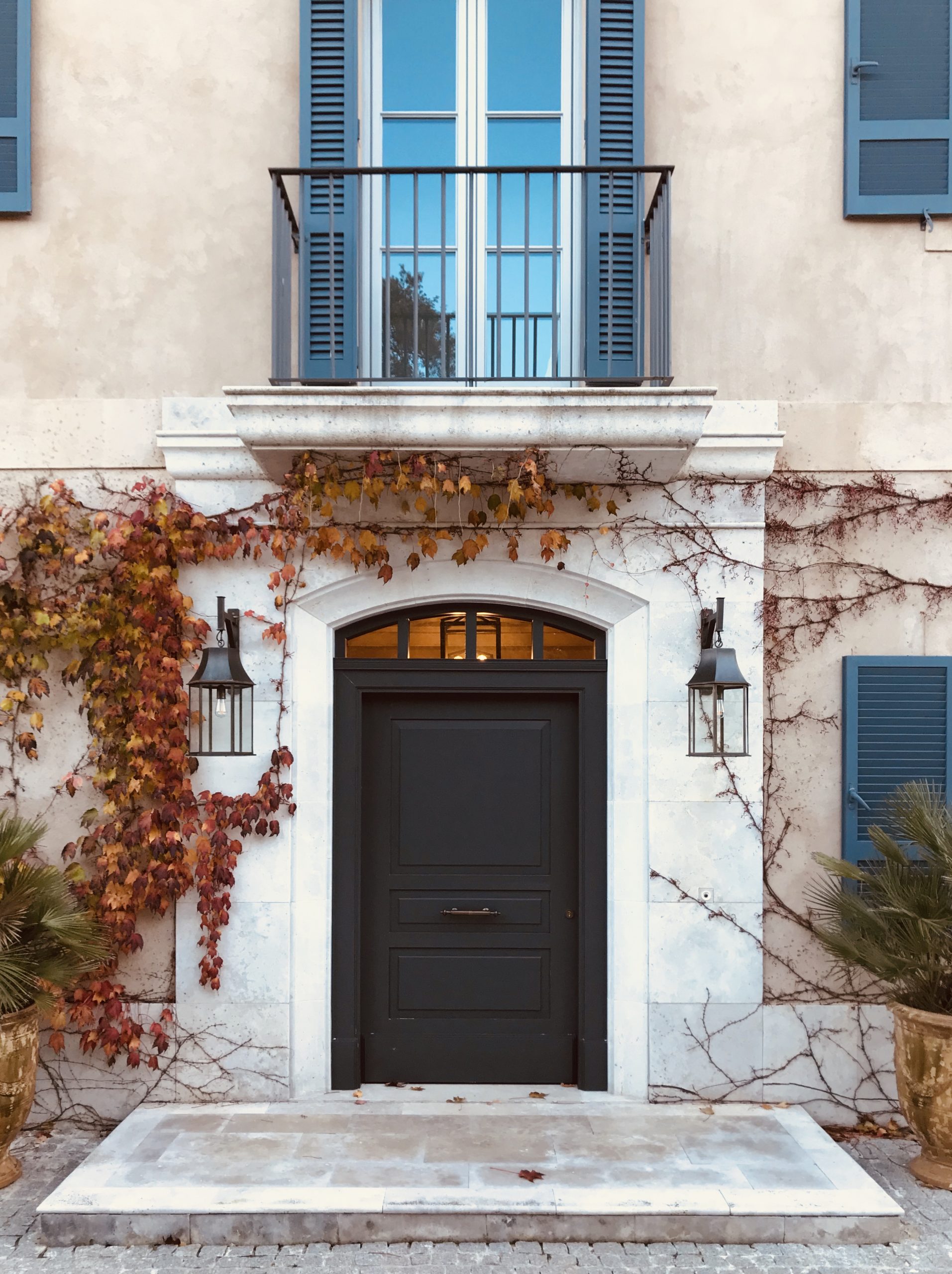 puerta de entrada y acceso a vivienda de estilo provenzal