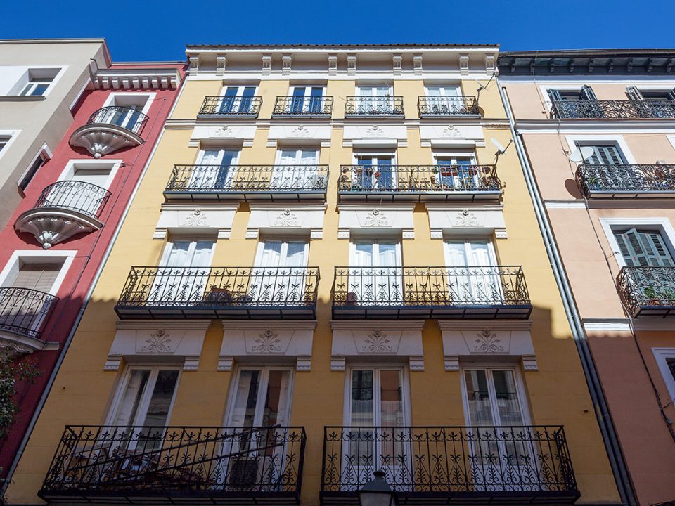 rehabilitación integral edificio Malasaña Madrid vista 4 pisos