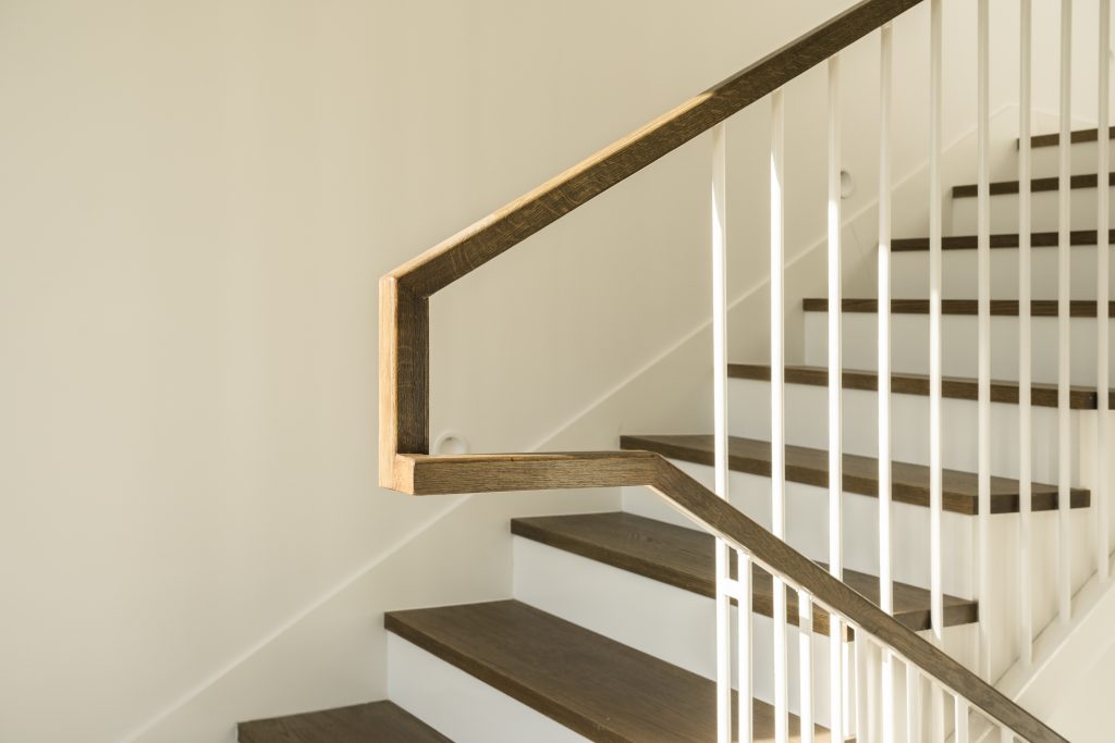 juego de relieves y formas en escalera de vivienda nueva construcción en madrid para escalera interior