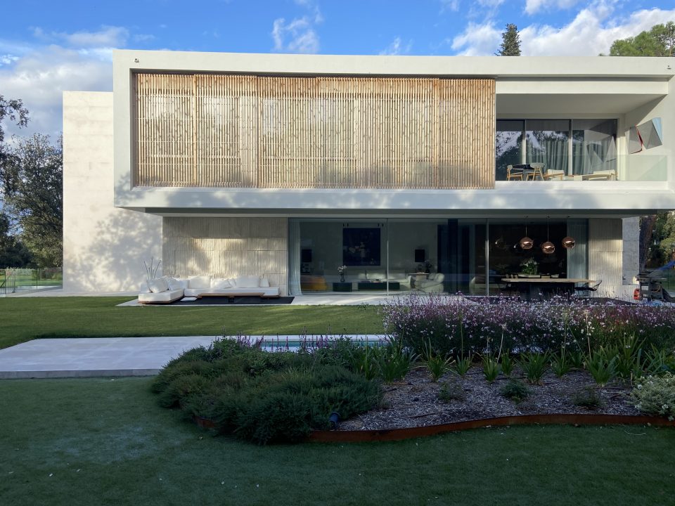 Vivienda nueva construcción equilibrio materiales modernismo con jardín